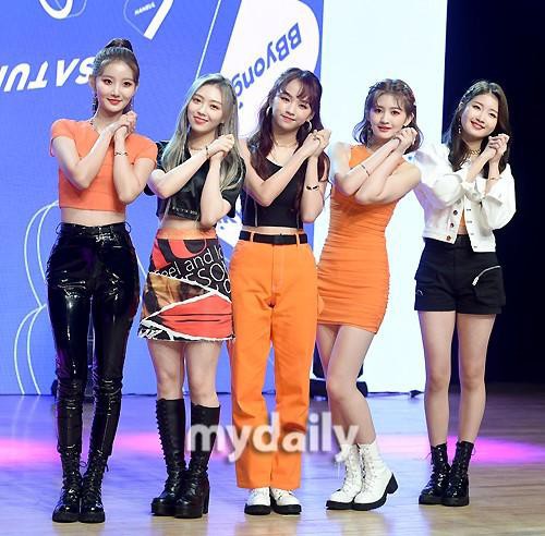 韩国女团SATURDAY首尔举行了新单曲发布会，各位成员清新活泼靓丽现身