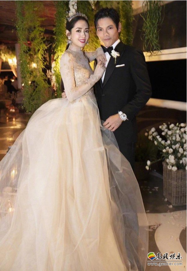向佐公布自己与郭碧婷在意大利结婚图片，随后郭碧婷转发老公向佐的微博