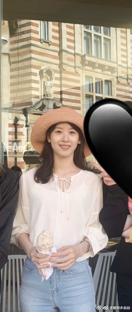 有在英国旅游的网友在剑桥大学偶遇了“奶茶妹妹”章泽天，并且晒出照片