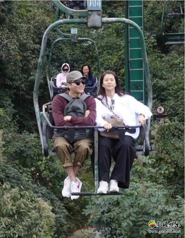 张智霖牵手老婆袁咏仪一起现身湖南张家界，素颜现身与粉丝网友交流热情