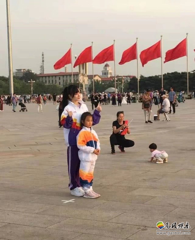 网友天安门广场偶遇李小璐、甜馨母女，身穿亲子运动服在广场前合影留念