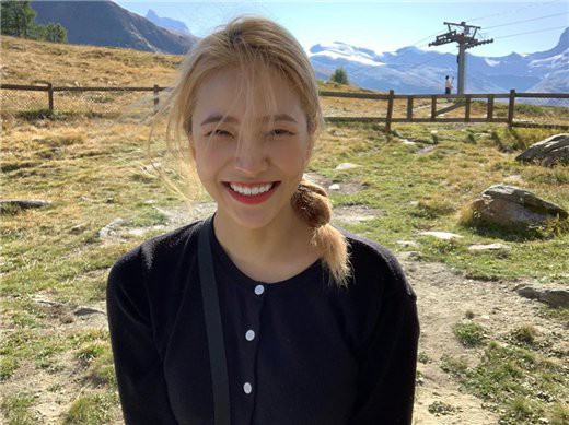 韩国女团Red Velvet成员Yeri通过个人SNS公开近况展示耀眼的精灵般美貌