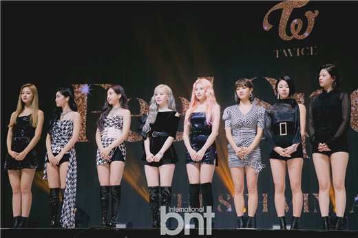 TWICE举行第八张迷你专辑发行纪念回归SHOWCASE，首次以8人体制回归