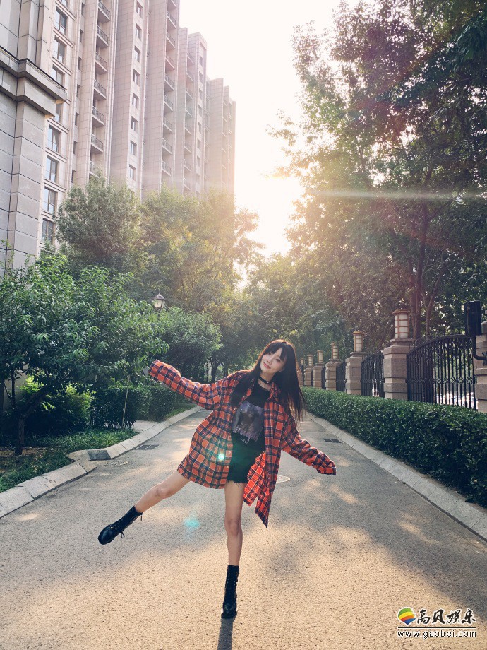 工作室微博分享李小璐美照，她身穿长款格子衬衫心情颇好，大摆各种pose