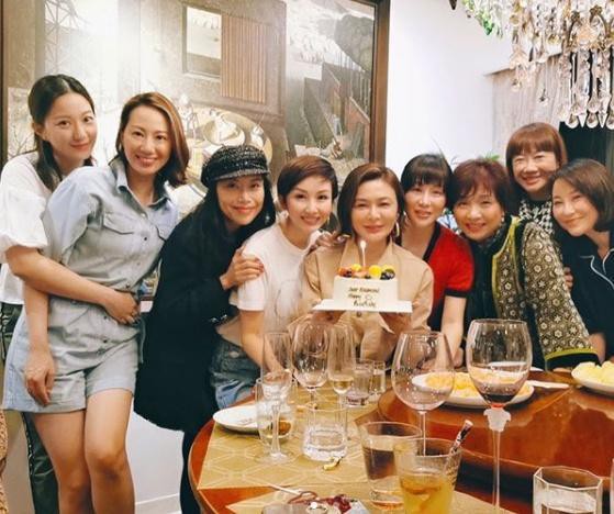 甄子丹老婆汪诗诗晒出关之琳生日会照片：Happy birthday to 关之琳姐姐