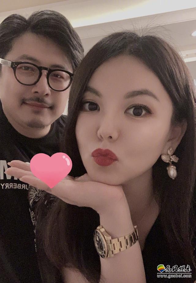 李湘微博为老公王岳伦庆生！华丽耳坠与手腕中的腕表吸引注意，珠光宝气