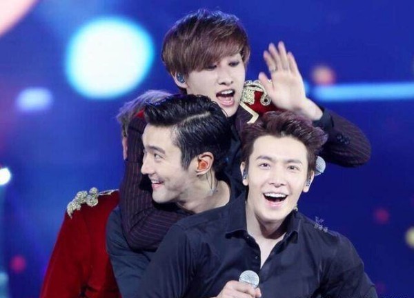 Super Junior官方SNS账号，公开成员崔始源、李东海、银赫的个人预告照