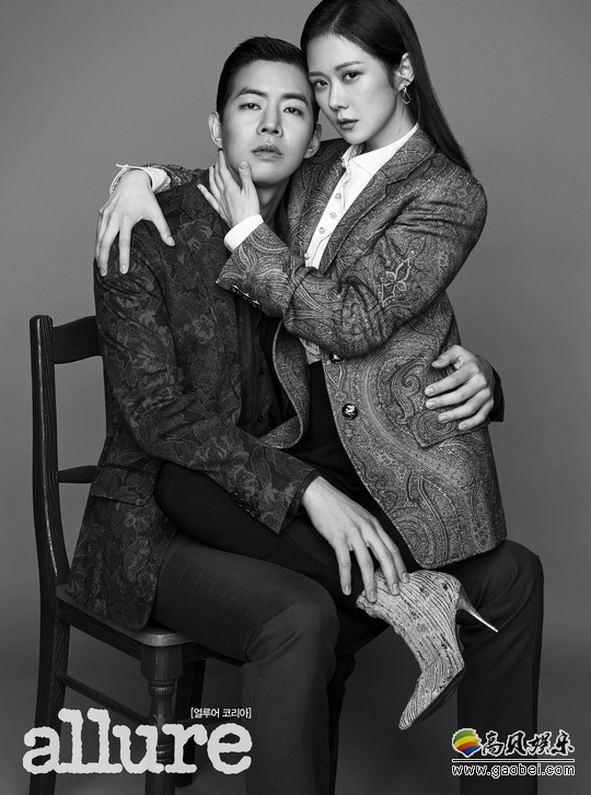 李尚允与张娜拉携手为某杂志新一期拍摄黑白风格写真，吸引广大粉丝目光