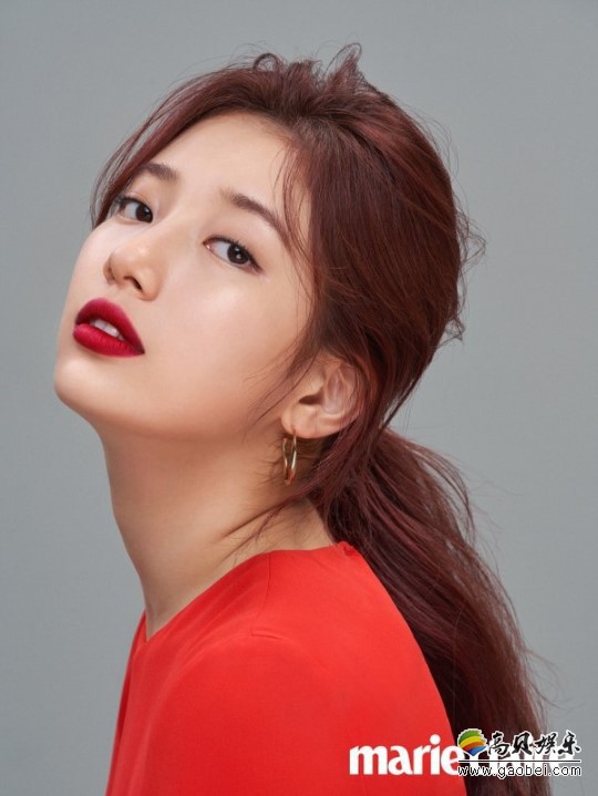 韩国女艺人秀智最新杂志写真曝光，吸引粉丝们的目光，性感红唇娇艳欲滴