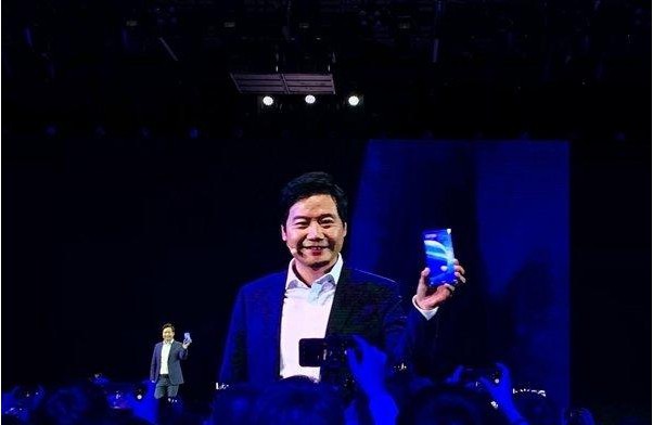 在发布会上雷军表示：“有很多黑稿，看那些文章都感觉小米已经破产了”