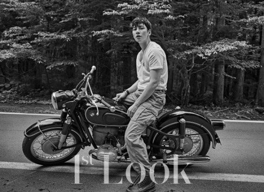韩国艺人池昌旭拍摄一组摩托车主题写真，时尚型男与酷炫机车的完美组合