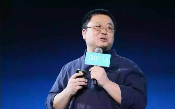 罗永浩回复网友“我觉得比折叠屏务实，虽然暂时没有想到这上能做什么”