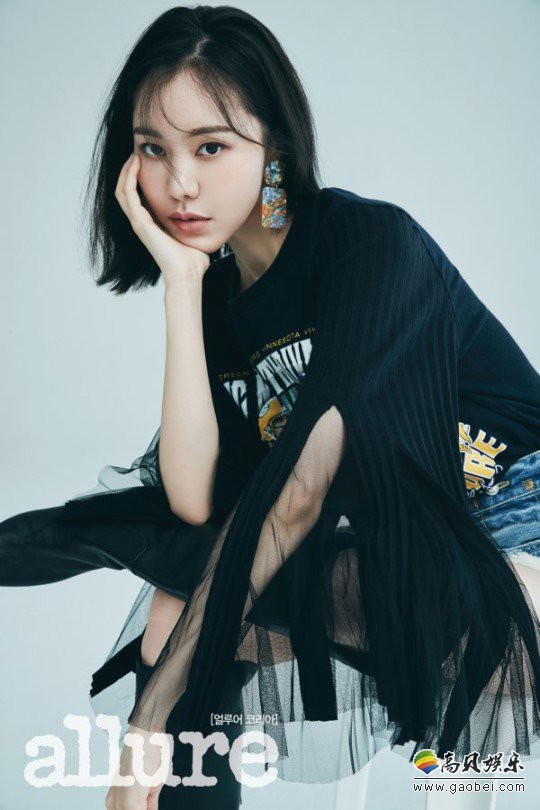 金艺媛一组最新杂志写真近日在网上曝光，在素雅与活泼风格之间任意切换