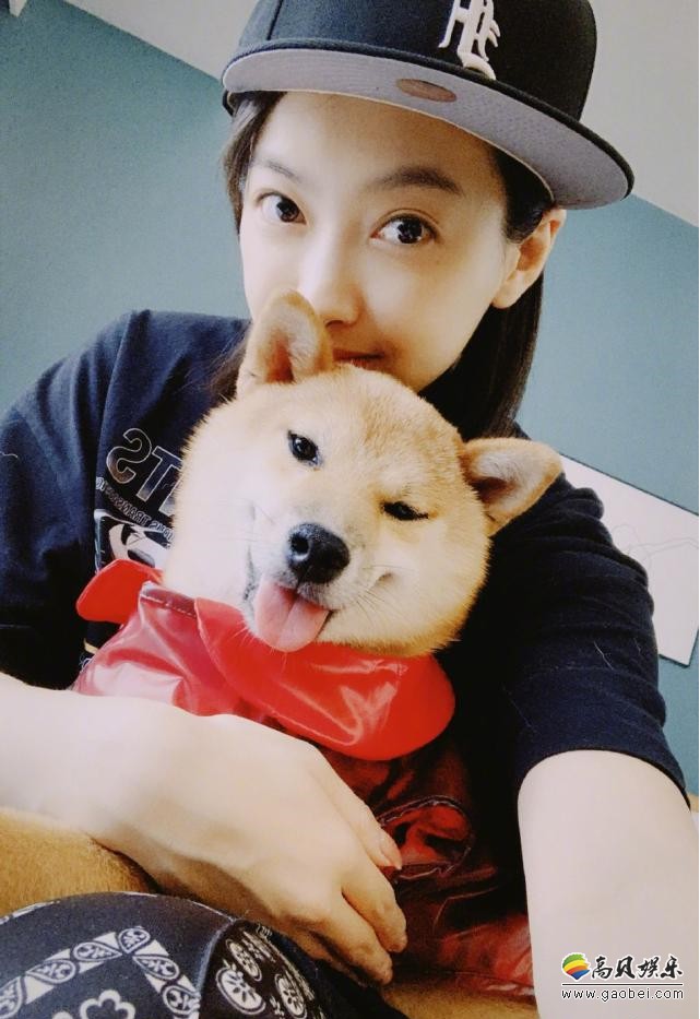 宋茜微博晒出与小猪“小八”和小狗“小碗”合照“想你们了...小公主们”