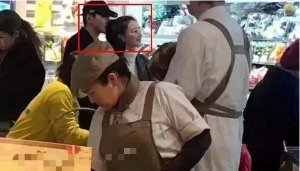 网友超市偶遇高圆圆和赵又廷夫妇，高圆圆穿着墨绿色连衣裙，四肢很纤细