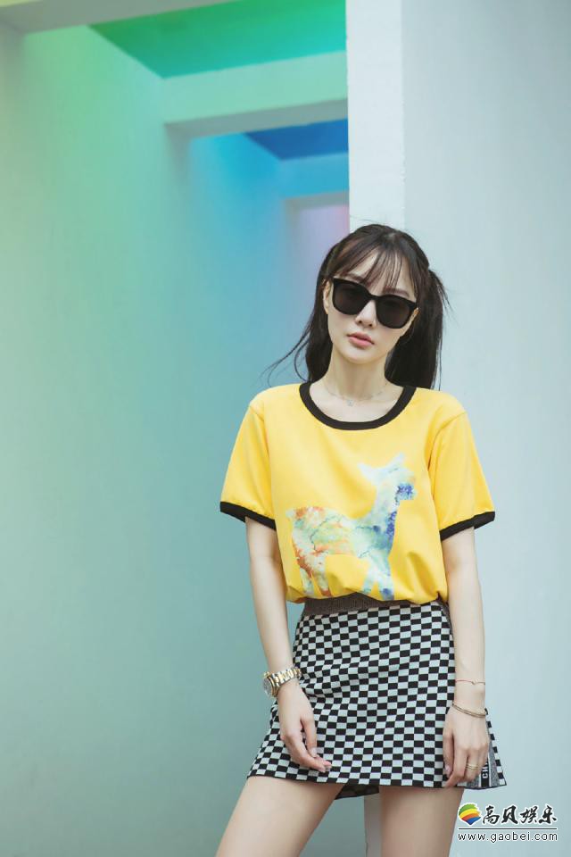 工作室微博晒出李小璐近照，李小璐身穿黄色T恤搭配纹格短裙，墨镜遮面