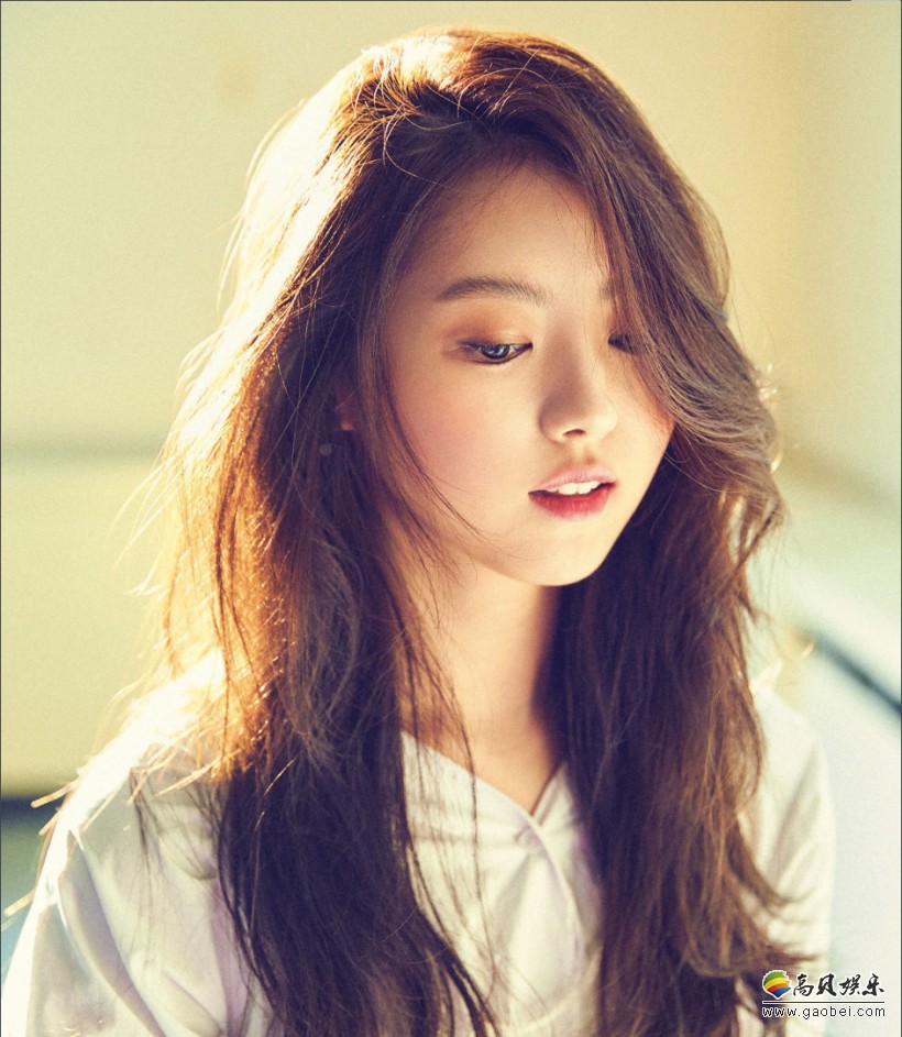 韩国女团IOI林娜荣为某杂志新一期拍摄美妆写真，清新容颜不输出道时期