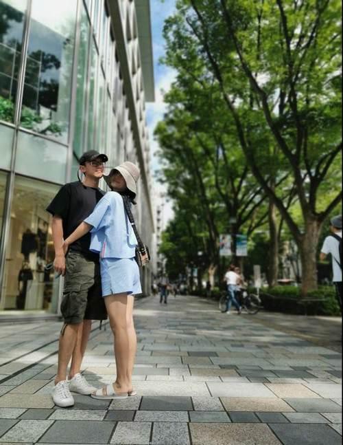 张杰晒出与谢娜拥抱合照，庆祝两人结婚八周年！随后谢娜也转发该条微博
