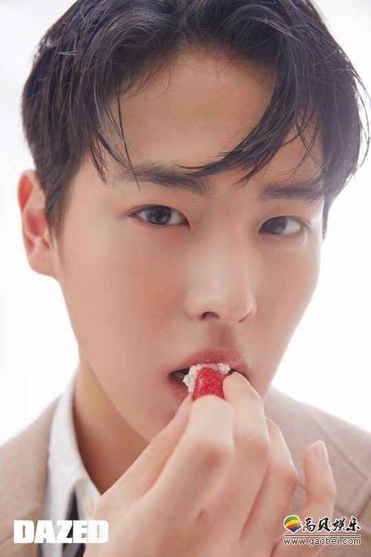 出演选秀节目《Produce X 101》崔秉灿近日为某杂志最新一期拍摄写真照