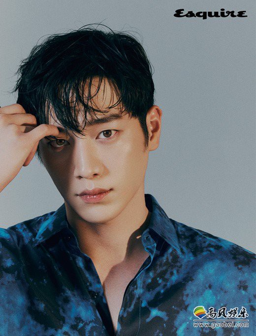 徐康俊受邀为某杂志最新一期拍摄写真照，专属于他的高贵时尚感油然而生