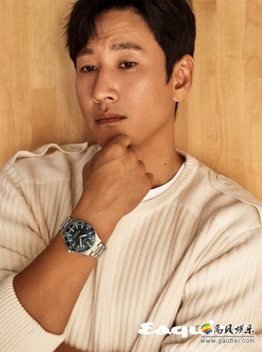 李善均近日拍摄一组杂志写真，成熟优雅的男性魅力吸引了广大粉丝的目光