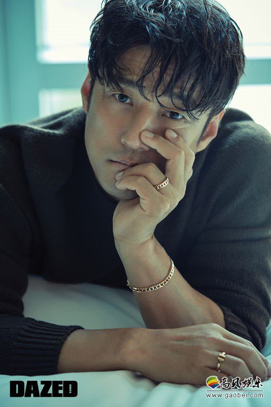 池珍熙飞往夏威夷拍摄一组杂志写真，举手投足之间流露出韩流巨星的霸气