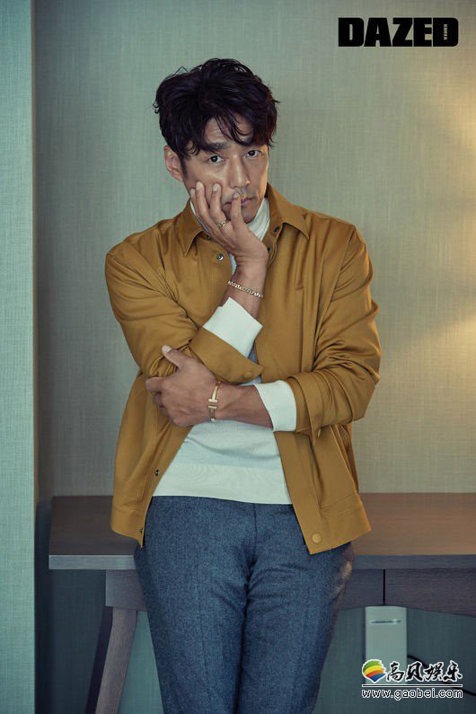 池珍熙飞往夏威夷拍摄一组杂志写真举手投足之间流露出韩流巨星的霸气