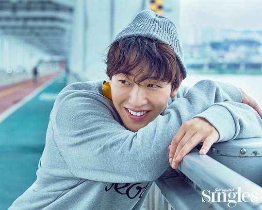 出演tvN电视剧《德鲁纳酒店》韩国艺人李太善受邀为某时装杂志拍摄写真