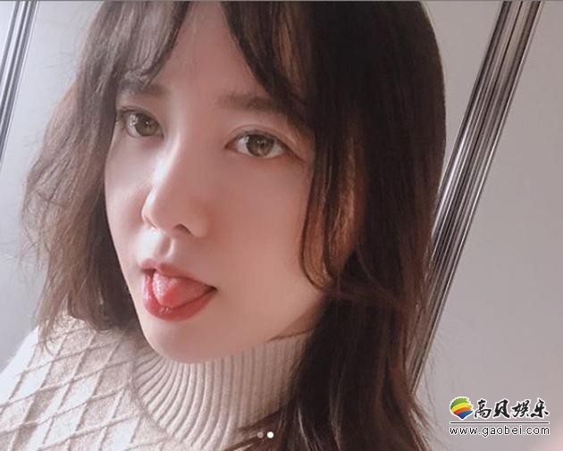 具惠善在社交平台上传自拍照，以及执笔的文集《我是你的宠物》里的图片