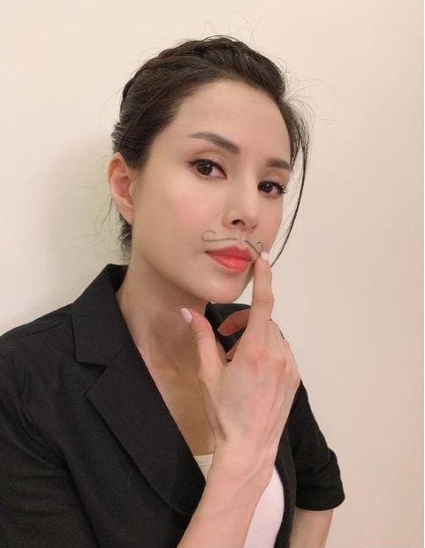 李若彤微博分享照片，自己画上两笔小胡子！再现“琴操”小胡子经典造型