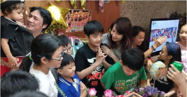 工作室晒出吴镇宇及老婆王丽萍为儿子费曼庆生照，一家三口非常难得同框
