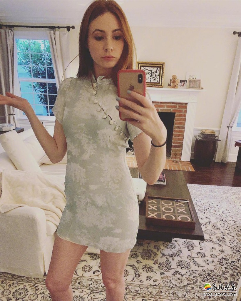 星云扮演者：凯伦•吉兰晒出自拍美照“蓝妹妹”身穿小旗袍秀超级大长腿