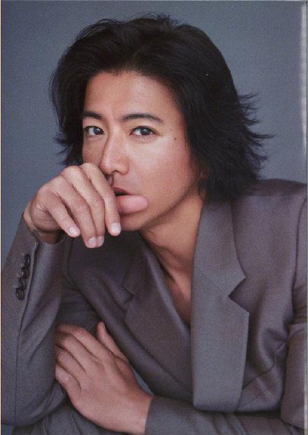 木村拓哉自己主持的广播节目中宣布！他将在明年一月份推出首张solo专辑