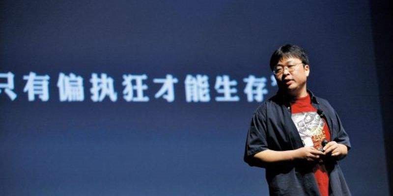 在和网友互动中，网友发博表示罗永浩给出肯定回答，暗示不会退出手机圈