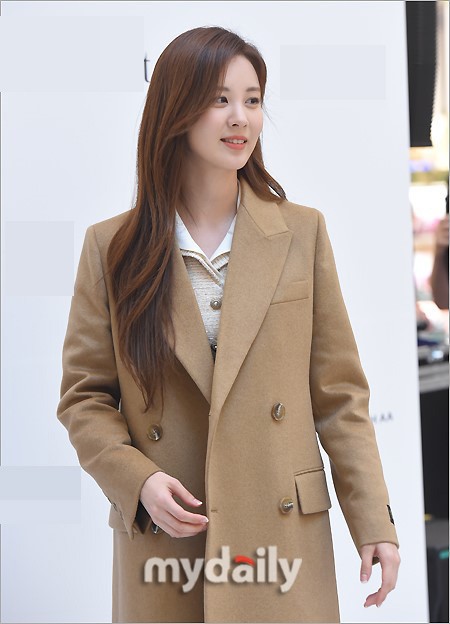 徐贤在京畿道某百货店出席了某品牌宣传活动，素雅简单风衣造型气质突显