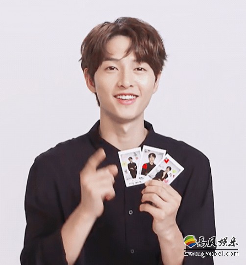 网友晒出视频画面，宋仲基一身黑衣玩游戏与观众开心互动，不时露出甜笑