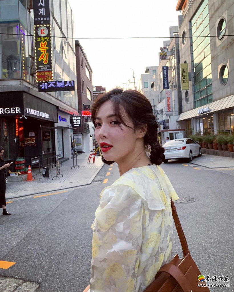 泫雅晒出自拍，左手举手机右手托腮，红唇妆容精致，眼眸清澈，笑颜动人