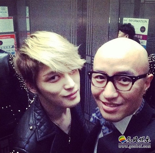 洪锡天SNS晒出与好友金在中搭肩面带微笑合照！展现两人多年不变的友谊