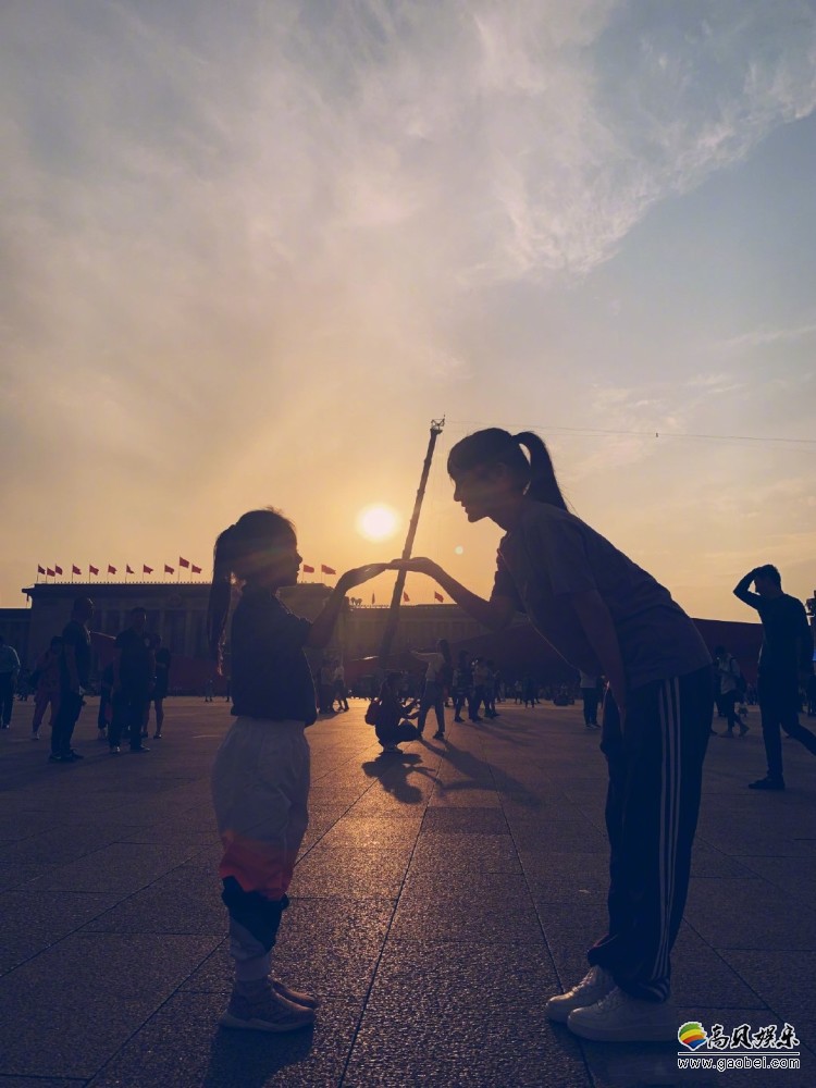李小璐晒出与女儿甜馨不同时期与天安门合照，爱国主义教育是非常有意义
