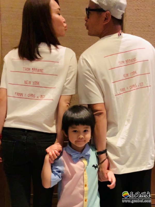 范文芳晒出与老公孩子庆祝结婚十周年照片，夫妻俩嘟嘴玩亲亲，甜蜜恩爱