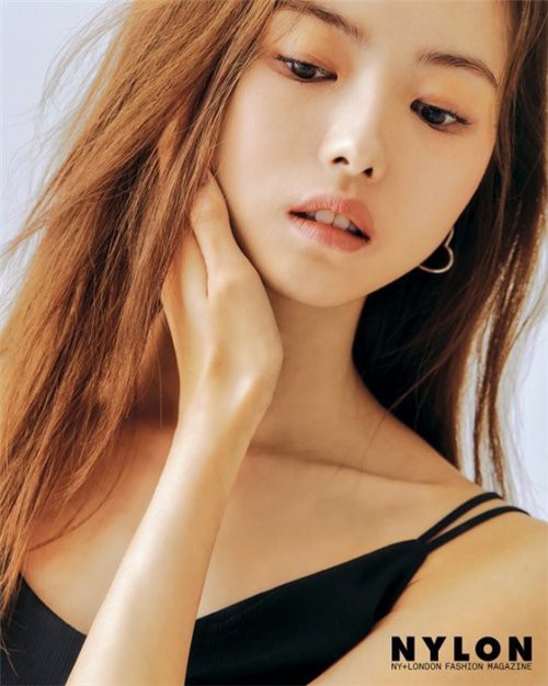 某时尚杂志公开林娜荣最新时尚画报，这是她出道以来第一次拍摄美妆画报