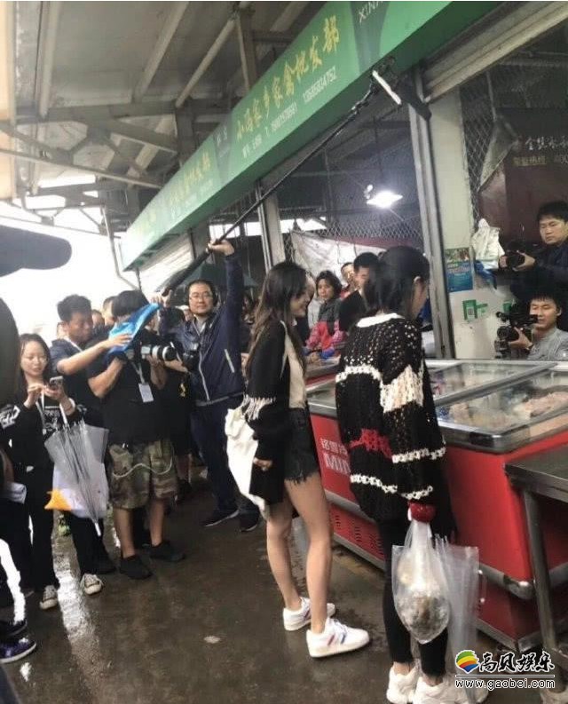 网友菜市场偶遇baby买菜，身穿白T恤黑热裤秀长腿，妆容精致的挑选菜品