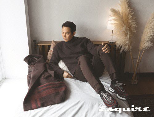 李政宰近日拍摄一组杂志写真，以其特有成熟男性魅力吸引广大粉丝的目光