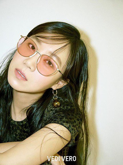 孔孝真近日为某眼镜品牌拍摄一组最新宣传照，墨镜美女展现鬼马活泼一面