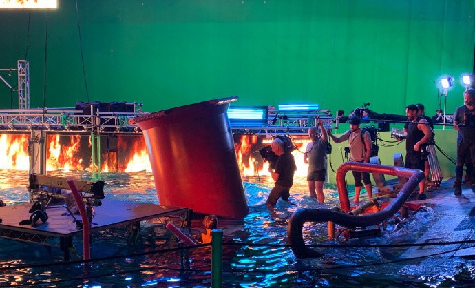 官推发布新《阿凡达2》片场照！导演詹姆斯·卡梅隆亲自扛着3D摄像机拍摄