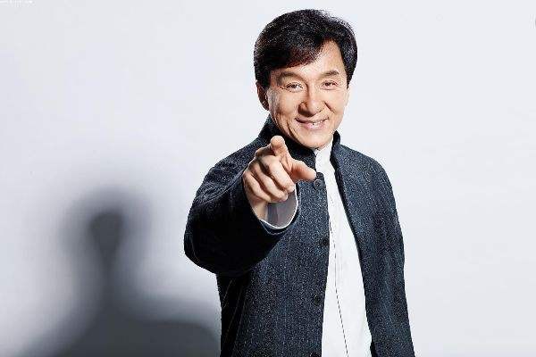 成龙在媒体采访中回忆第一次来内地拍电影的经历！和如今中国发展做对比