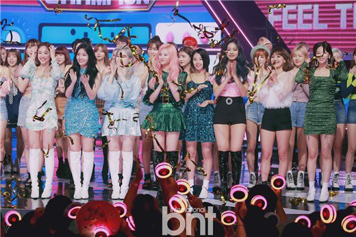 《SHOW CHAMPION》TWICE带来新曲《Feel Special》并夺得本周一位
