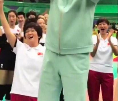 成龙探班《中国女排》拍摄现场视频曝光！巩俐扮演郎平造型与本人很相似