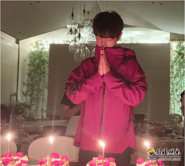 演员臧洪娜发布庆生微博，图中肖战对着蛋糕上点燃的蜡烛！许愿十分虔诚