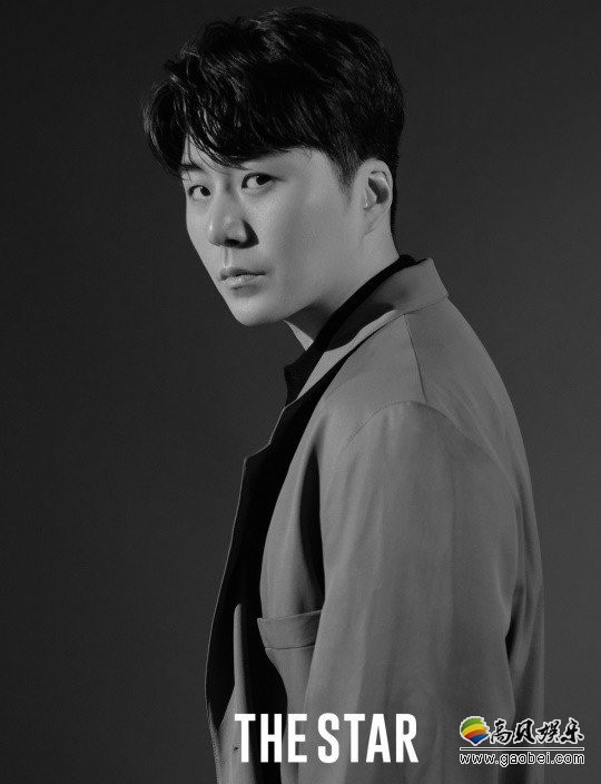 韩国歌手Eru受邀为某杂志拍摄秋装主题写真，彰显儒雅男士温文尔雅气质